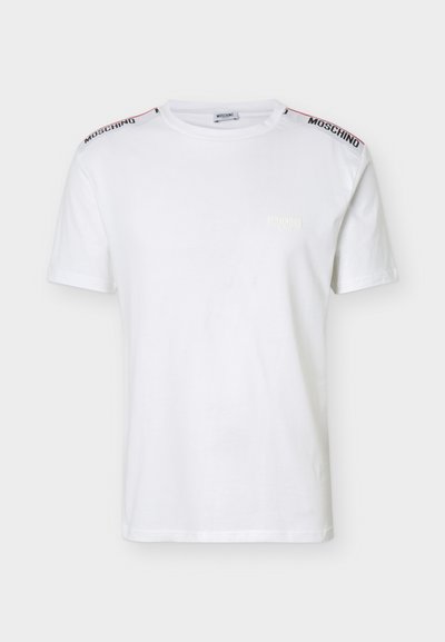 Λευκό T-shirt με κοντά μανίκια, με το όνομα Moschino στους ώμους και μικρό λογότυπο στο αριστερό στήθος, λαιμόκοψη crew, απλό σχέδιο.