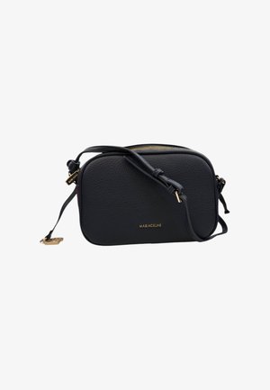 Borsa a tracolla nera in pelle con superficie testurizzata, chiusura con zip, tracolla regolabile e hardware in tonalità dorata. Logo "MARIACELINE" sulla parte anteriore.