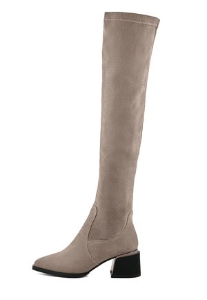 Knielange, taupe suède laars met een scherpe neus en blokhak, voorzien van een gladde textuur en minimalistisch ontwerp.