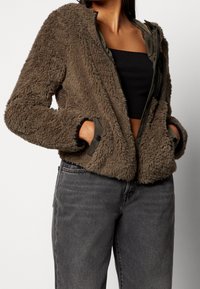 Vero Moda Chaqueta de invierno - brown