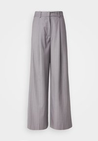 Pantalon large gris en tissu texturé, avec un motif à rayures ton sur ton et un pli avant pour un supplément de détail.