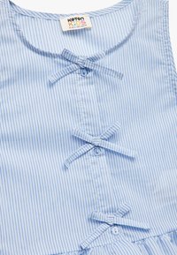 Helles blau gestreiftes Baumwollkleid mit Knöpfen und drei Stoffschleifen entlang der Vorderseite. Gerundeter Halsausschnitt und gerafftes Saumdetail.