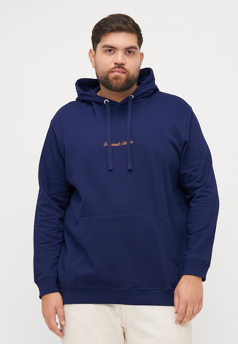 Navyblauwe hoodie van een katoenmix. Heeft een kangoeroezak, een verstelbare trekkoordkap en geborduurde tekst op de borst.