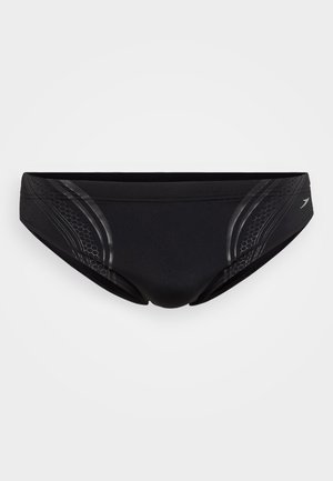 Zwarte zwemslip met een gladde textuur, subtiele glans en een contrasterend zwart honinggraatpatroon aan de zijkanten voor extra detail.