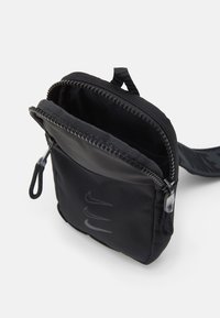 Svart nylonaxelväska med dragkedjestängning, som har en strukturerad yta, justerbar rem och diskret logodetalj.
