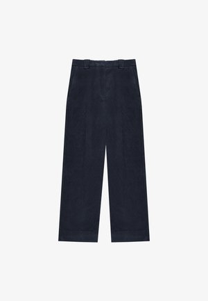Pantalones de pierna ancha en color azul marino con un frontal plano, dos bolsillos delanteros, presillas para cinturón y una textura suave. Ajuste entallado con un acabado limpio en los dobladillos.