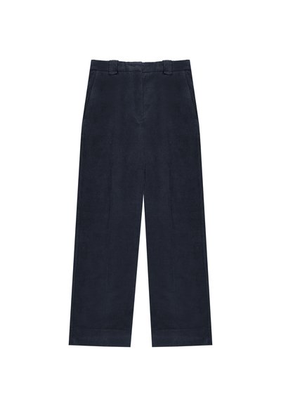 Marineblauwe wijde broek met een vlakke voorkant, twee voorkeurszakken, ceintuurlussen en een gladde textuur. Op maat gemaakte pasvorm met een schone afwerking aan de zomen.