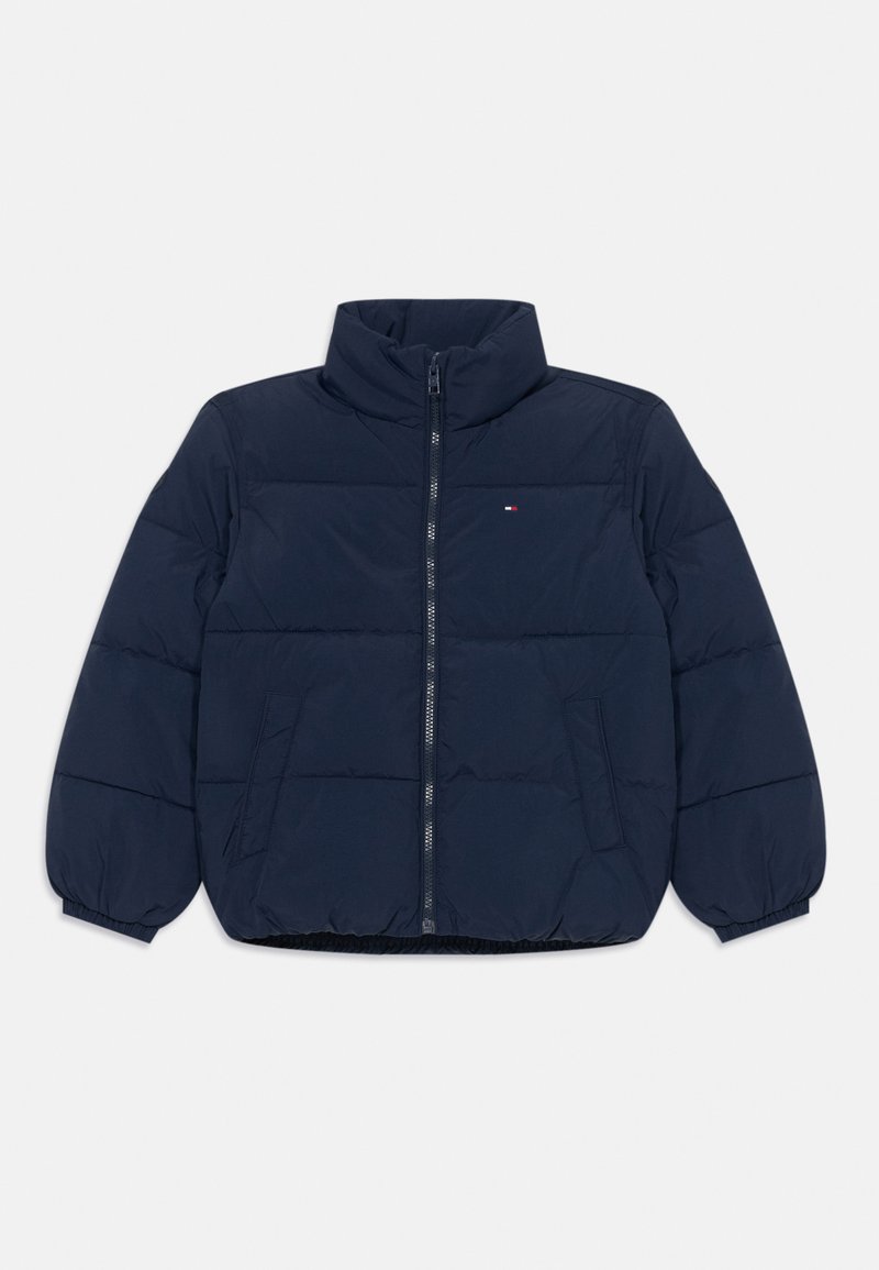 Chaqueta de plumas azul marino con cuello alto, cremallera frontal, puños elásticos y dos bolsillos laterales, con detalles de logo en el pecho.