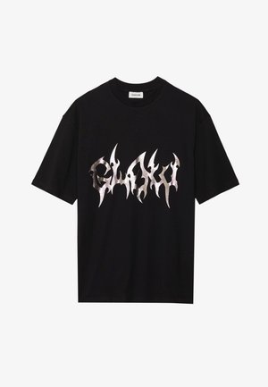 Schwarz Baumwoll-T-Shirt mit einem metallisch silbernen Grafikdesign, das scharfe, längliche Formen und aufwendige Details auf der Vorderseite zeigt.