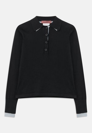 Camisa polo de malha preta com manga longa, com abertura de botões, punhos com nervura e gola interna e extremidades das mangas em cinza claro contrastante.