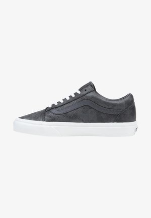 Zapatillas de cuero gris con cordones blancos, puntera redondeada, perfil bajo y diseño de raya lateral de Vans en gris. Suela de goma para mayor tracción.