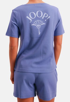 Jasnofioletowa koszula z krótkim rękawem z białym logo "JOOP!" i kwiatowym wzorem na plecach; w komplecie z pasującymi szortami. Gładka faktura tkaniny.