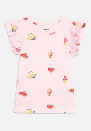 Tricou roz deschis pentru copii mici, cu mâneci plisate, decorat cu imprimeuri cu căpșuni, lămâi, felii de pepene verde și conuri de înghețată.