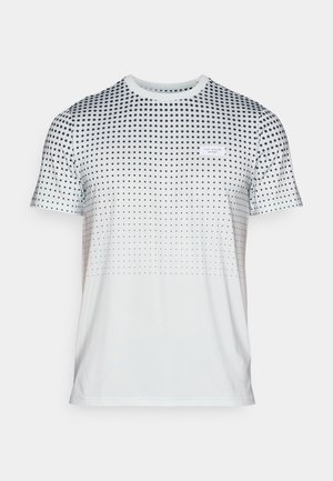 Balta trumpa rankovė T-mar�škiniai, su gradientiniu taškiniu raštu, pereinančiu nuo juodos iki baltos spalvos, ir maža logotipu ant krūtinės.