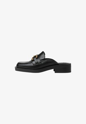 Mule en cuir noir à enfiler avec un petit talon bloc et un détail chaîne dorée sur la tige.