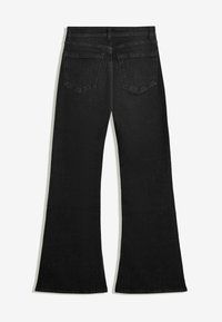 Schwarze, ausgestellte Jeans mit einem klassischen Fünf-Taschen-Design, aus Denim gefertigt. Verfügt über einen Bund mit Gürtelschlaufen und subtilen Nähdetails.