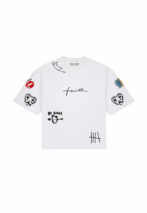 Weißes T-Shirt mit kurzen Ärmeln und schwarzen handgeschriebenen Worten und Kritzeleien, darunter "faith," Herzen, rote Lippen, Sonne und Strichmarkierungen vorne und an den Ärmeln.