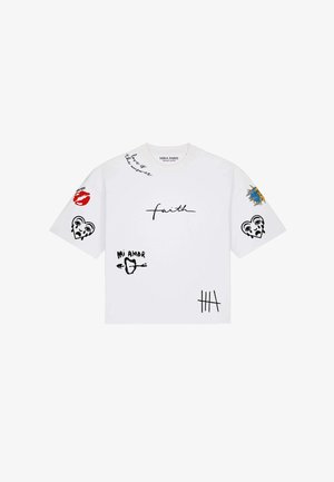 Witte korte mouwen T-shirt met zwarte handgeschreven woorden en krabbels inclusief "faith," harten, rode lippen, zon en teltekens op de voorkant en mouwen.