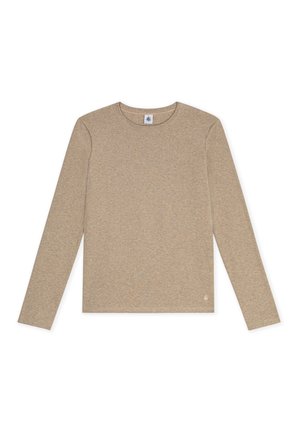 Maglia beige a maniche lunghe con scollo rotondo, con un piccolo logo vicino all'orlo sul lato sinistro, stesa in piano su uno sfondo bianco.