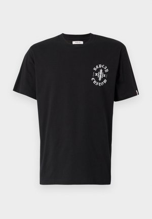 Must must t-särk lühikeste varrukatega. Vasakul rinnal on valge graafiline print ja hemil väike logo silt.