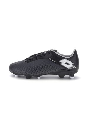 Crampon de football noir avec logo blanc sur le talon, côté texturé, et lacets noirs, montré de côté extérieur sur fond blanc.