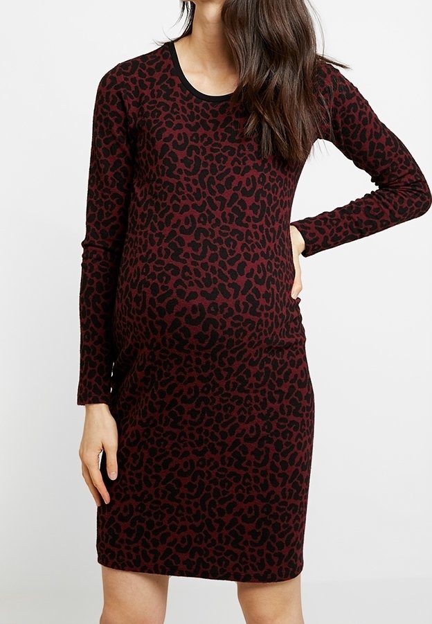 Abito premaman a maniche lunghe in bordeaux con stampa leopardata nera. Vestibilità slim, scollatura rotonda e tessuto elasticizzato. Design al ginocchio.