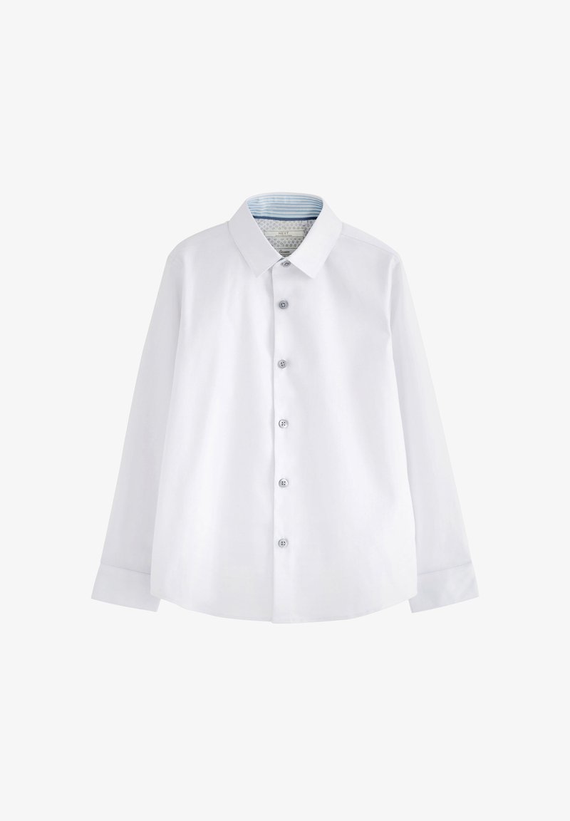 Camicia bianca a maniche lunghe realizzata in tessuto morbido, con colletto classico, chiusura a bottoni e dettaglio a strisce contrastanti all'interno del colletto.