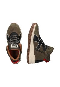 Hoge sneakers in olijfgroen en zwarte suede, met een gestructureerde rubberen zool, mesh accenten en een verstelbare zijrits.