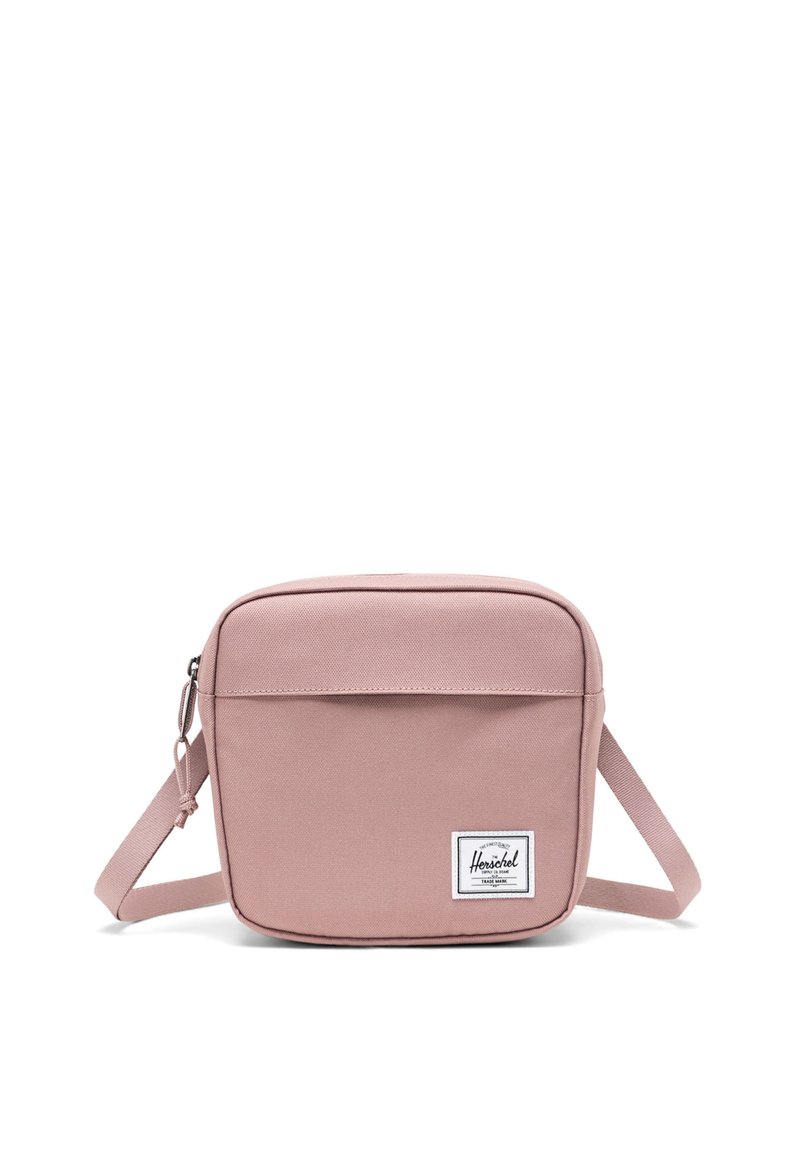 Borsa a tracolla in morbido cotone rosa con forma rettangolare, tracolla regolabile, zip superiore e una etichetta logo bianca sul davanti.