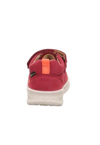 Dětská červená teniska s bílou podrážkou, oranžovým poutkem na patě a štítkem Gore-Tex, z pohledu zezadu na bílém pozadí.