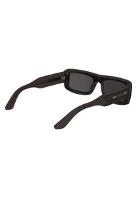 Occhiali da sole neri con montatura rettangolare, dotati di lenti scure e bracci snodati. Logo del marchio ben visibile sul lato.