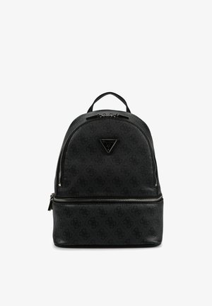 Sac à dos noir Guess avec un motif monogramme subtil, poignée supérieure, poche zippée à l'avant et plaque logo triangulaire en centre avant.