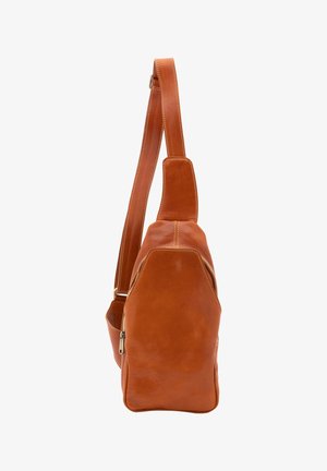 Braune Leder-Schultertasche mit sichtbaren Nähten, verstellbarem Riemen und Reißverschlussfächern, seitlich auf weißem Hintergrund gezeigt.