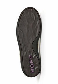 Suela de zapato negra con superficie texturizada y logo morado "HOFF" cerca del talón, fotografiada sobre un fondo blanco.