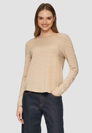 Beige langärmliges Hemd mit dünnen weißen Streifen, runder Ausschnitt und lockerer Passform. Kombiniert mit dunklen Jeans. Minimalistisches gesticktes Detail am Saum.