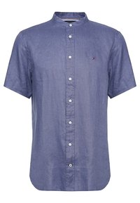 Camisa de manga corta con cuello en una tela de trama color azul marino, con botones en la parte delantera y un pequeño logo bordado en el pecho.