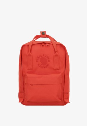 Mochila de tela vermelha com um bolso frontal, duas alças superiores e alças de ombro ajustáveis. Apresenta um logotipo em relevo na parte da frente.