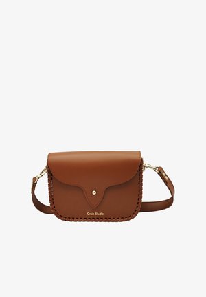 Sac besace en cuir marron avec fermeture à rabat, bords surpiqués, bouton doré et bandoulière réglable par Craie Studio.