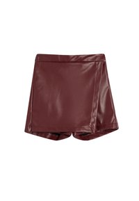 Burgundy imitatie lädershorts med en slät yta, med en omslagdesign och en dold knäppning vid midjan. Korta i längden med rena linjer.