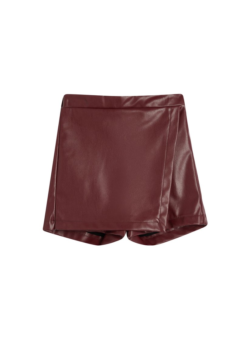 Burgundy imitatie lädershorts med en slät yta, med en omslagdesign och en dold knäppning vid midjan. Korta i längden med rena linjer.