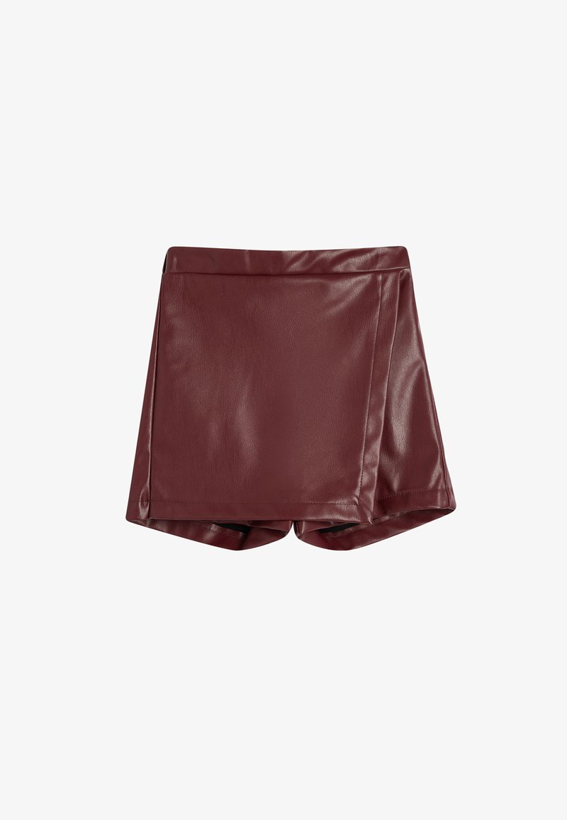 Burgundy keinokankankosuharskivat shortsit, joissa on sileä pinta, kietaisumalli ja piilotettu suljin vyötäröllä. Lyhyt pituus ja siistit linjat.