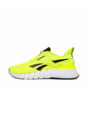 Scarpa da corsa Reebok giallo fluorescente con accenti di logo neri e suola spessa bianca segmentata su sfondo bianco.