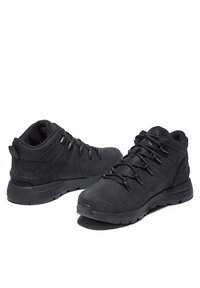 Bottes de randonnée noires en suède et en maille, avec un design montante, des lacets durables, un col rembourré et une semelle en caoutchouc avec des accents texturés.