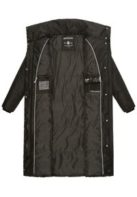 Manteau long matelassé noir avec capuche, fermeture éclair et poches latérales ornées de coutures blanches contrastantes. L'intérieur présente des étiquettes de logo et des icônes.