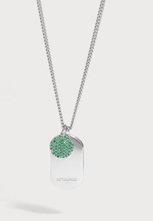 Collar de cadena de plata con un colgante rectangular de plata grabado con "PATTARAPHAN 925" y un pequeño colgante redondo cubierto de piedras verdes.