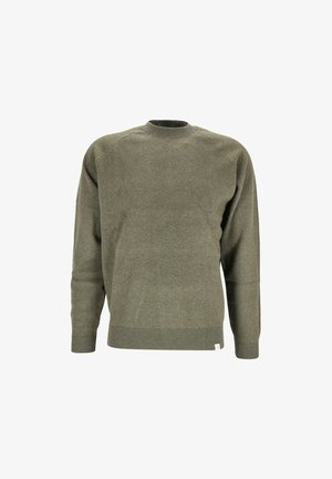 Olivgrüner Strickpullover mit geripptem Rundhalsausschnitt und Bündchen. Entworfen mit einer schlichten, geraden Form und einem Etikett am unteren Saum.