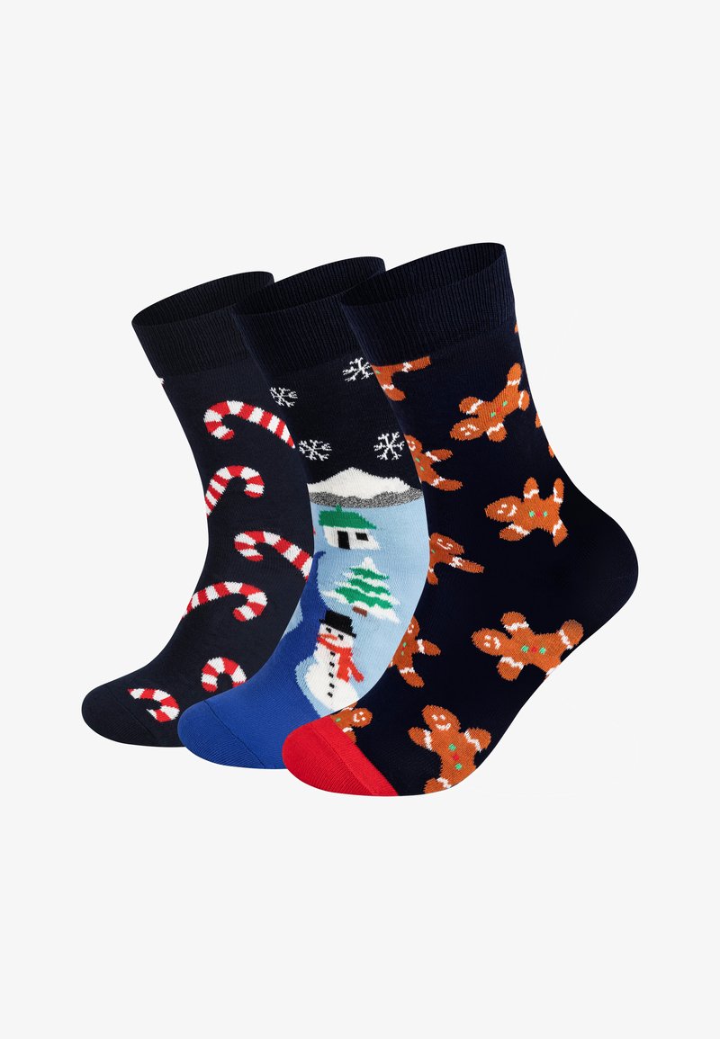 Set von drei weihnachtlich gestalteten Socken: enthält Zuckerstangen, einen Schneemann mit einem Baum und Lebkuchenplätzchen, alles auf dunklen Hintergründen.