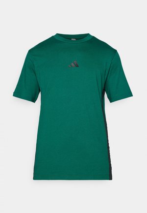 T-shirt de algodão verde com um decote redondo e mangas curtas. Apresenta um detalhe de riscas pretas nas laterais e um pequeno logótipo preto no peito.