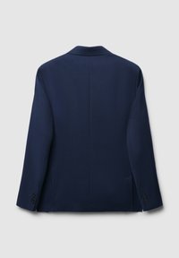 Blazer blu navy in tessuto texturizzato, con spacco singolo sul retro, revers a punta e polsini con bottoni. Design semplice senza decorazioni.