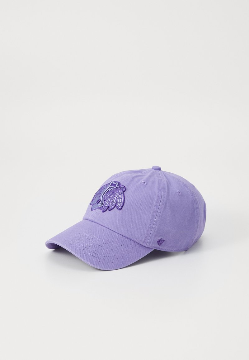 Cappello di cotone viola con un design ricamato che presenta un logo. Il cappello ha una visiera curva e una tracolla regolabile sul retro.
